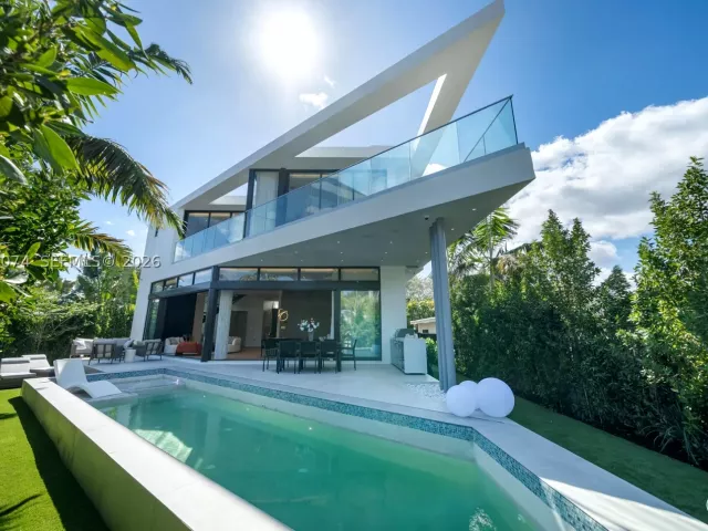 5-bedroom home for sale in Miami Beach - 1045 W 47th Ct - MondialRealty