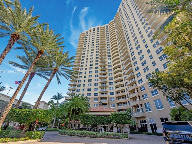 1-bedroom condo for rent in Aventura - 19501 W Country Club Dr 2206 - MondialRealty