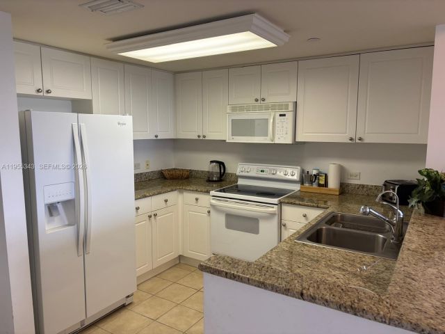 1-bedroom condo for rent in Aventura - 19501 W Country Club Dr 2206 - MondialRealty