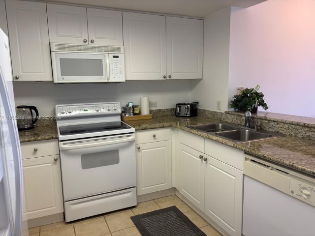 1-bedroom condo for rent in Aventura - 19501 W Country Club Dr 2206 - MondialRealty