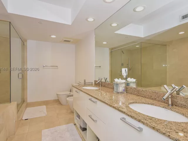 2-bedroom condo for rent in Sunny Isles Beach - 17201 Collins Ave 707 - MondialRealty