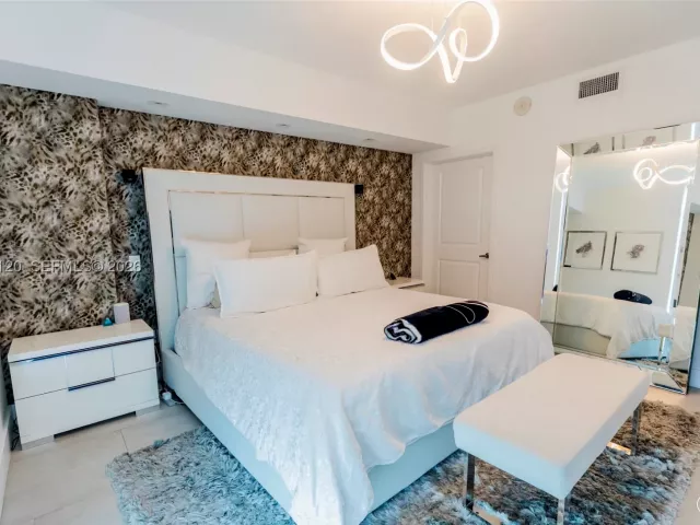 3-bedroom condo for sale in Sunny Isles Beach - 400 Sunny Isles Blvd 1504 - MondialRealty