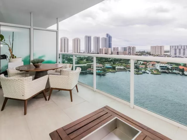 3-bedroom condo for sale in Sunny Isles Beach - 400 Sunny Isles Blvd 1504 - MondialRealty