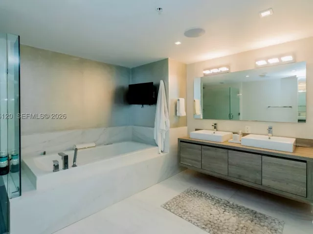 3-bedroom condo for sale in Sunny Isles Beach - 400 Sunny Isles Blvd 1504 - MondialRealty