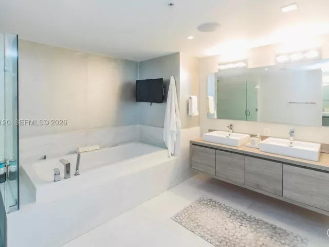 3-bedroom condo for sale in Sunny Isles Beach - 400 Sunny Isles Blvd 1504 - MondialRealty
