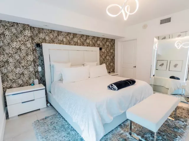 3-bedroom condo for sale in Sunny Isles Beach - 400 Sunny Isles Blvd 1504 - MondialRealty