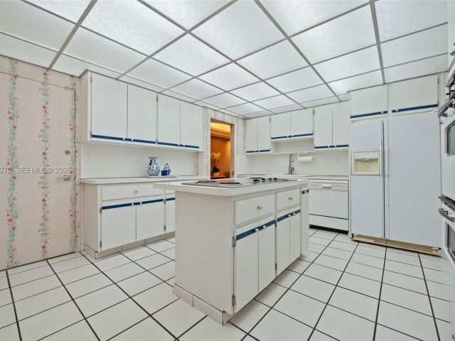 Apartment for sale  Unit #909 - photo 7343057