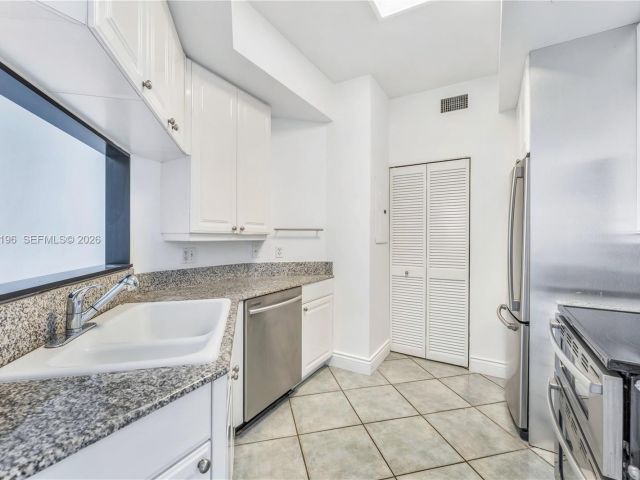 Apartment for rent  Unit #2201 - photo 7436562