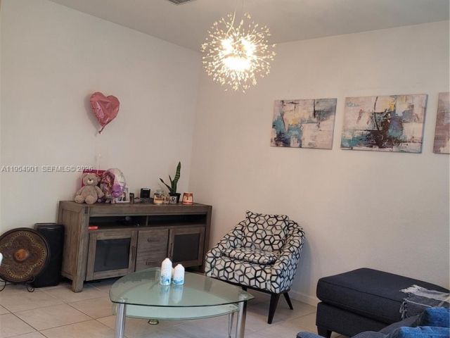 4-bedroom home for rent in Homestead - 1015 SE 24th Ter 1015 - MondialRealty