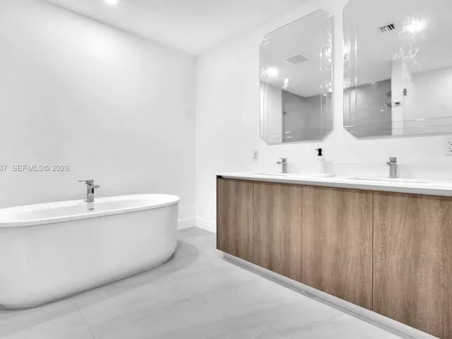 2-bedroom condo for rent in Sunny Isles Beach - 17550 Collins Ave 603 - MondialRealty