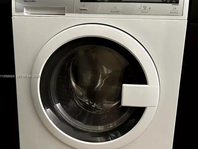 2-bedroom condo for rent in Miami Beach - 1500 Bay Rd 116S - MondialRealty