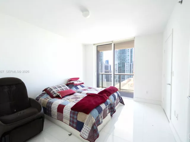 3-bedroom condo for sale in Miami - 50 Biscayne Blvd 3702 - MondialRealty
