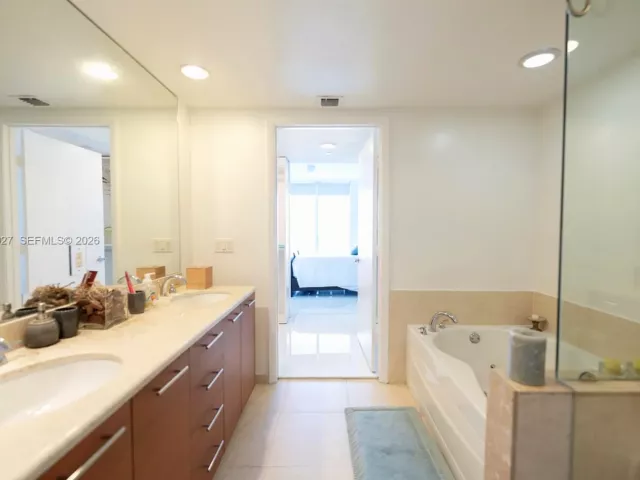 3-bedroom condo for sale in Miami - 50 Biscayne Blvd 3702 - MondialRealty