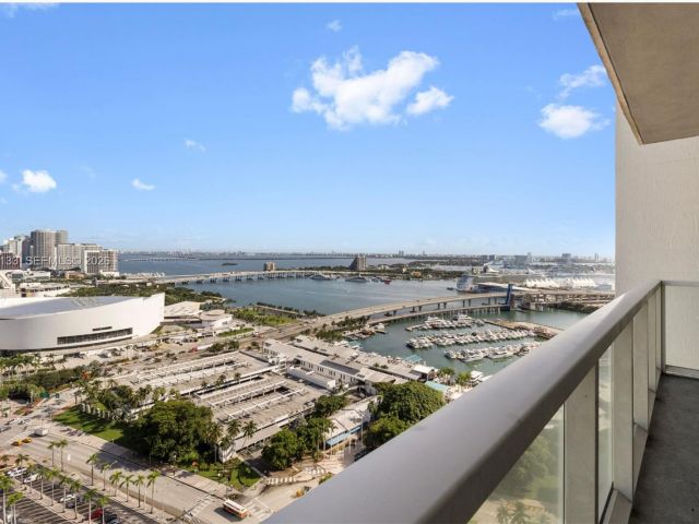1-bedroom condo for sale in Miami - 244 Biscayne Blvd 3104 - MondialRealty