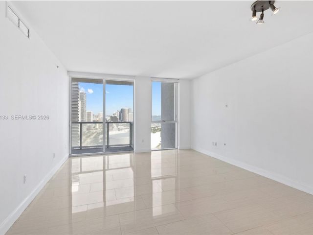 1-bedroom condo for sale in Miami - 244 Biscayne Blvd 3104 - MondialRealty