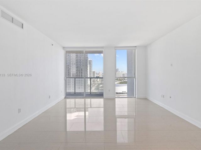 1-bedroom condo for sale in Miami - 244 Biscayne Blvd 3104 - MondialRealty