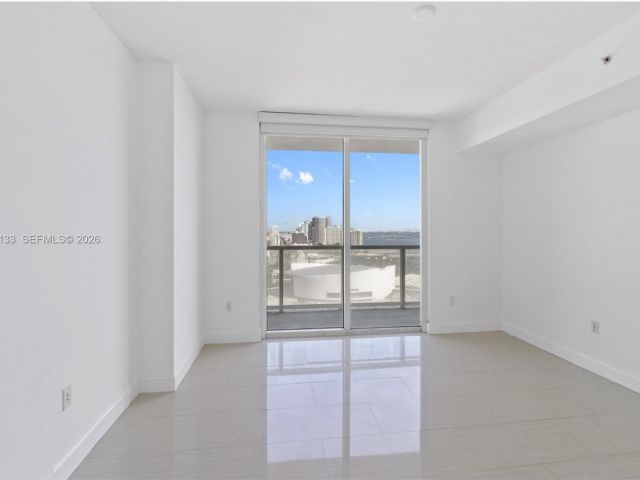 1-bedroom condo for sale in Miami - 244 Biscayne Blvd 3104 - MondialRealty