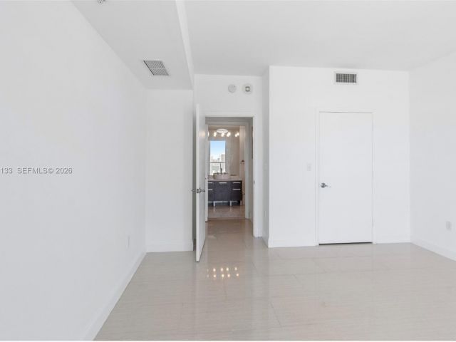 1-bedroom condo for sale in Miami - 244 Biscayne Blvd 3104 - MondialRealty
