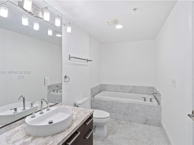 1-bedroom condo for sale in Miami - 244 Biscayne Blvd 3104 - MondialRealty