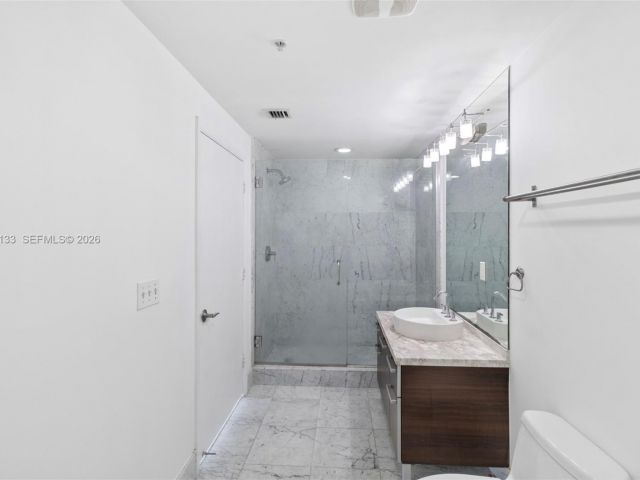 1-bedroom condo for sale in Miami - 244 Biscayne Blvd 3104 - MondialRealty