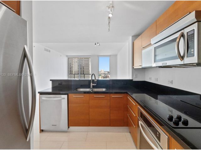 1-bedroom condo for sale in Miami - 244 Biscayne Blvd 3104 - MondialRealty