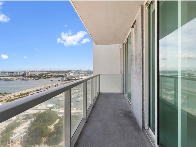 1-bedroom condo for sale in Miami - 244 Biscayne Blvd 3104 - MondialRealty