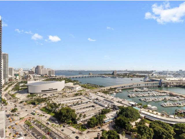 1-bedroom condo for sale in Miami - 244 Biscayne Blvd 3104 - MondialRealty