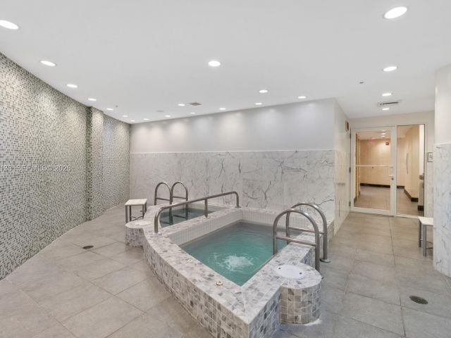 1-bedroom condo for sale in Miami - 244 Biscayne Blvd 3104 - MondialRealty