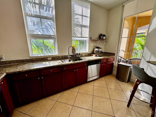 2-bedroom condo for sale in Aventura - 3001 NE 185th St 514 - MondialRealty