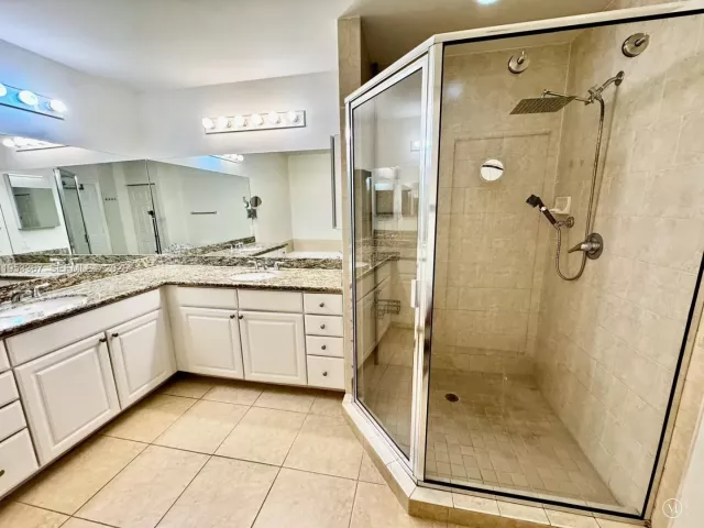 2-bedroom condo for sale in Aventura - 3001 NE 185th St 514 - MondialRealty