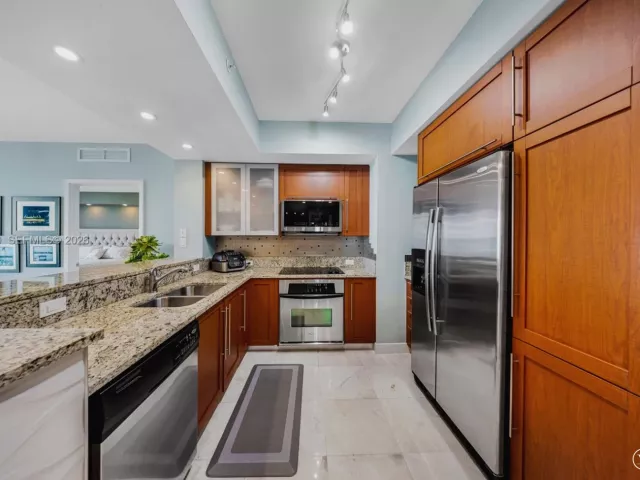 2-bedroom condo for rent in Fort Lauderdale - 2831 N Ocean Blvd 702N - MondialRealty