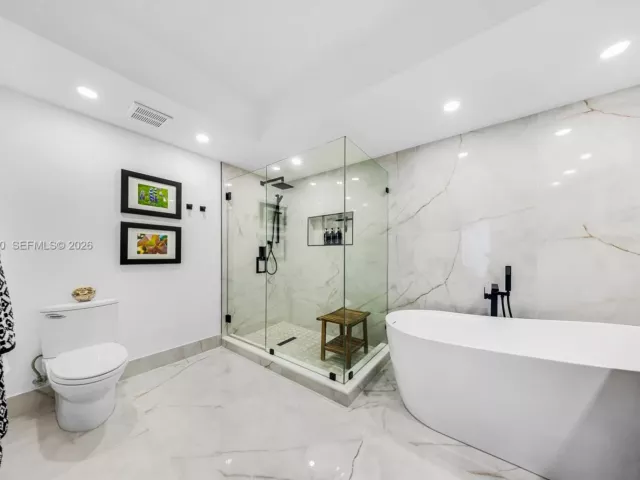 2-bedroom condo for rent in Fort Lauderdale - 2831 N Ocean Blvd 702N - MondialRealty