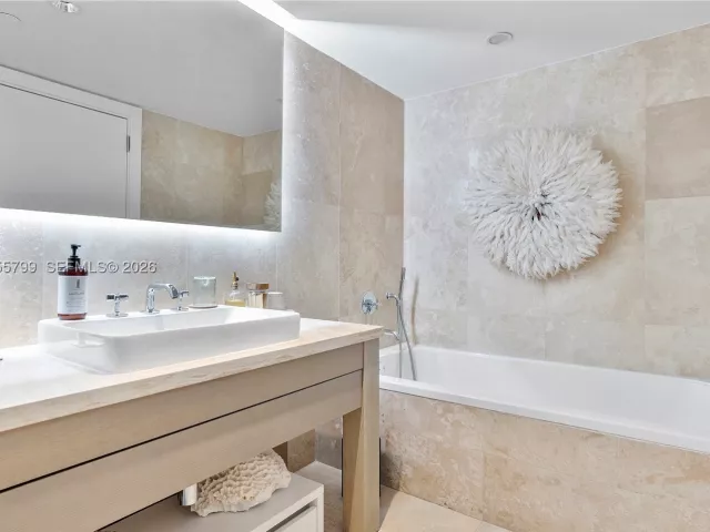 1-bedroom condo for sale in Miami Beach - 102 24th St 1427 - MondialRealty