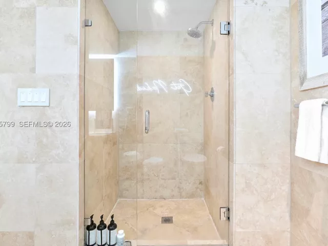 1-bedroom condo for sale in Miami Beach - 102 24th St 1427 - MondialRealty