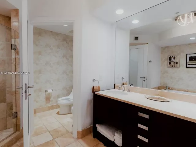 3-bedroom condo for sale in Sunny Isles Beach - 18201 Collins Ave 1507 - MondialRealty