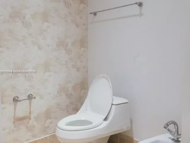 3-bedroom condo for sale in Sunny Isles Beach - 18201 Collins Ave 1507 - MondialRealty