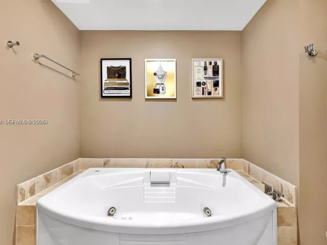 3-bedroom condo for sale in Sunny Isles Beach - 18201 Collins Ave 1507 - MondialRealty