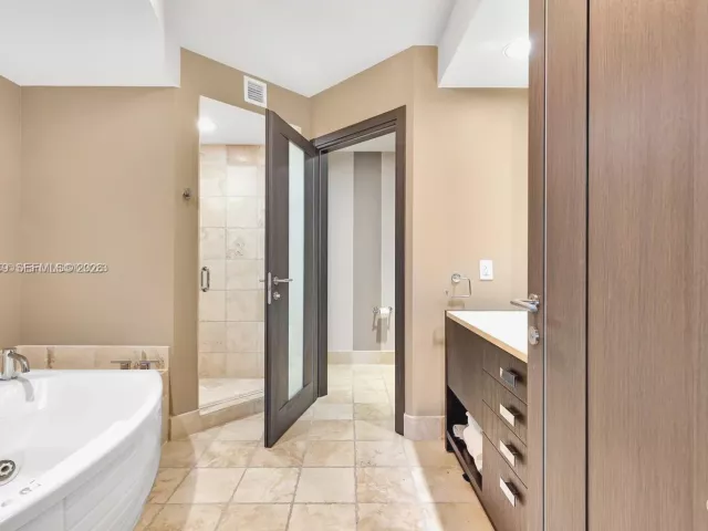 3-bedroom condo for sale in Sunny Isles Beach - 18201 Collins Ave 1507 - MondialRealty