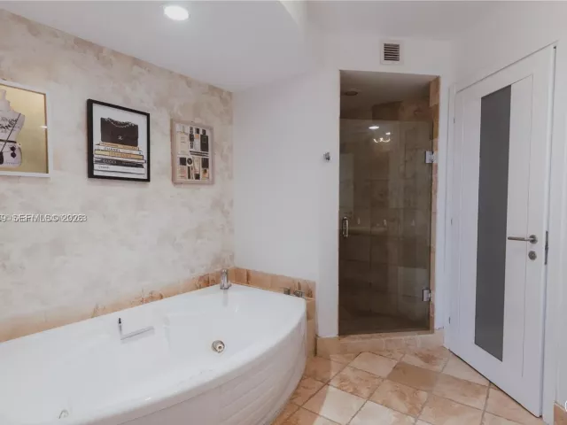 3-bedroom condo for sale in Sunny Isles Beach - 18201 Collins Ave 1507 - MondialRealty