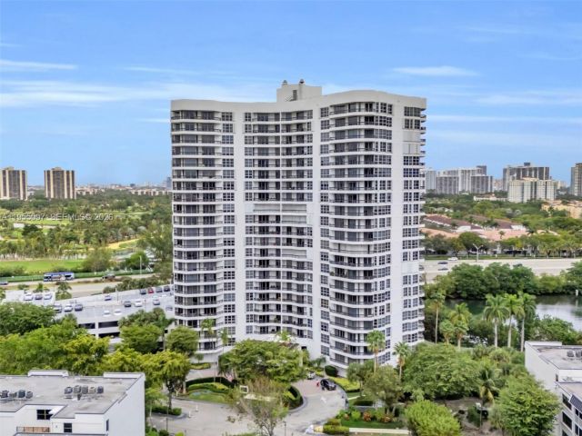 2-bedroom condo for rent in Aventura - 3400 NE 192nd St 910 - MondialRealty