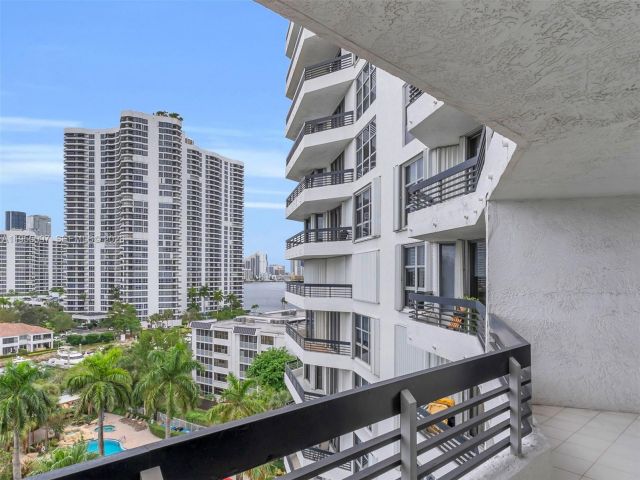 2-bedroom condo for rent in Aventura - 3400 NE 192nd St 910 - MondialRealty
