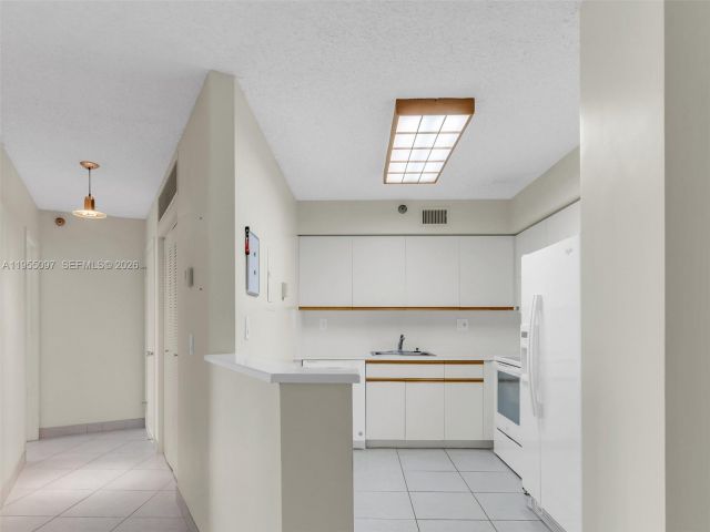 2-bedroom condo for rent in Aventura - 3400 NE 192nd St 910 - MondialRealty