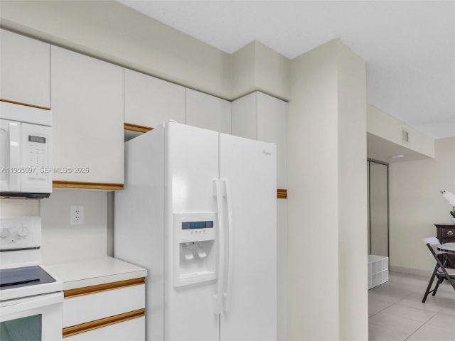 2-bedroom condo for rent in Aventura - 3400 NE 192nd St 910 - MondialRealty