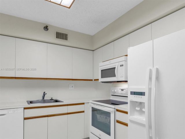 2-bedroom condo for rent in Aventura - 3400 NE 192nd St 910 - MondialRealty