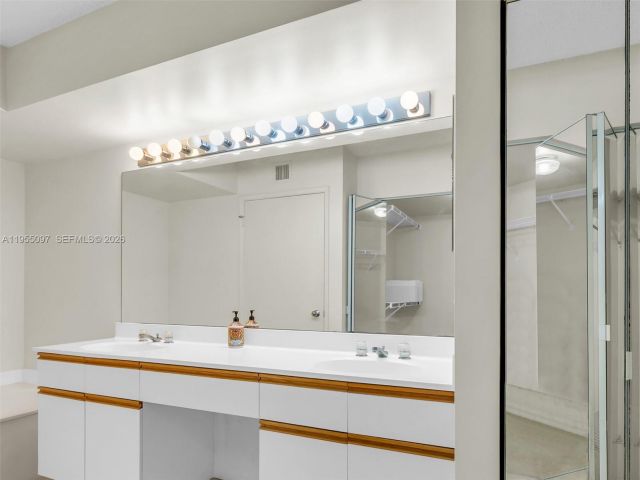 2-bedroom condo for rent in Aventura - 3400 NE 192nd St 910 - MondialRealty