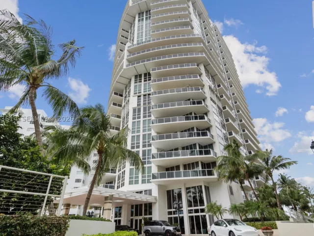 4-bedroom condo for sale in Bal Harbour - 10225 Collins Ave 904 - MondialRealty