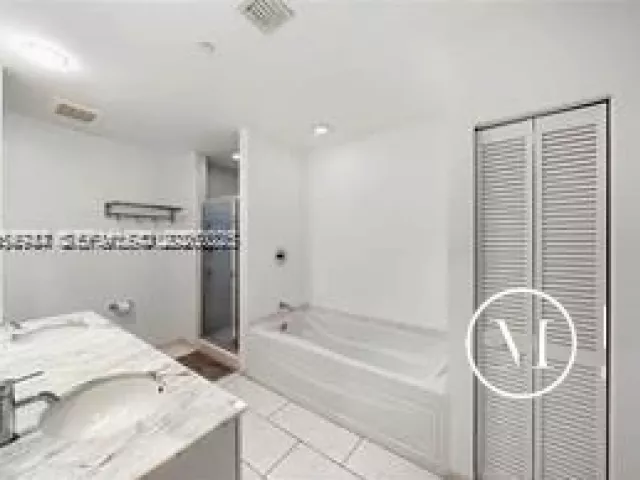 2-bedroom condo for rent in Miami - 950 Brickell Bay Dr 200 - MondialRealty