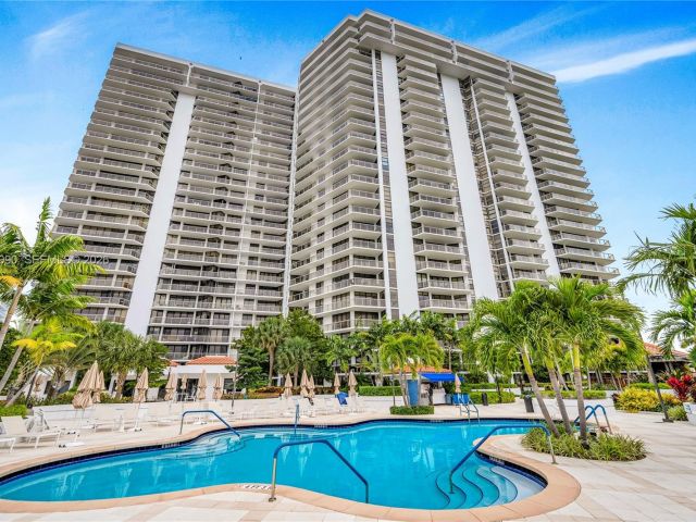 2-bedroom condo for sale in Aventura - 20281 E Country Club Dr 210 - MondialRealty