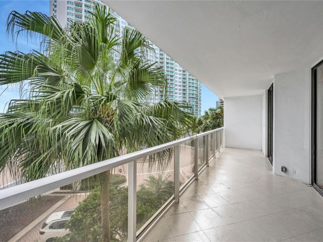 2-bedroom condo for sale in Aventura - 20281 E Country Club Dr 210 - MondialRealty