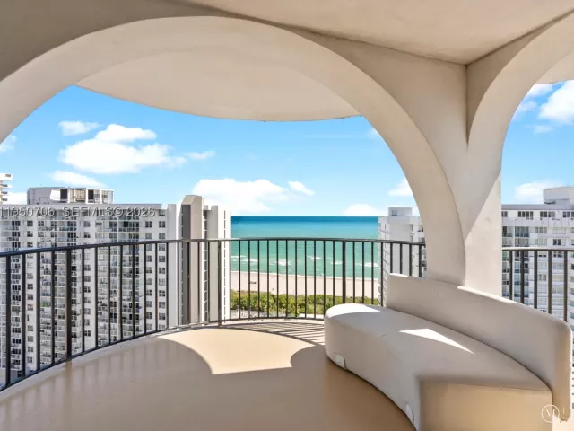 4-bedroom condo for sale in Miami Beach - 5660 Collins Ave 18A - MondialRealty
